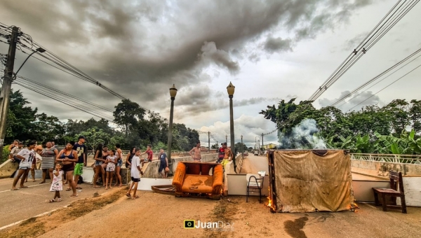 Abandonadas na cheia e na vazante, famílias do Bairro da Paz fecham ponte e clamam por assistência